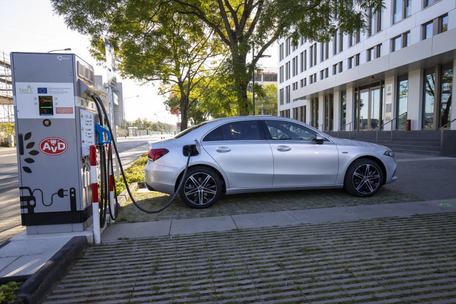  Mercedes-Benz A250 e Sedan (V177) 2019 года  (WW) (фото 4 из 11)